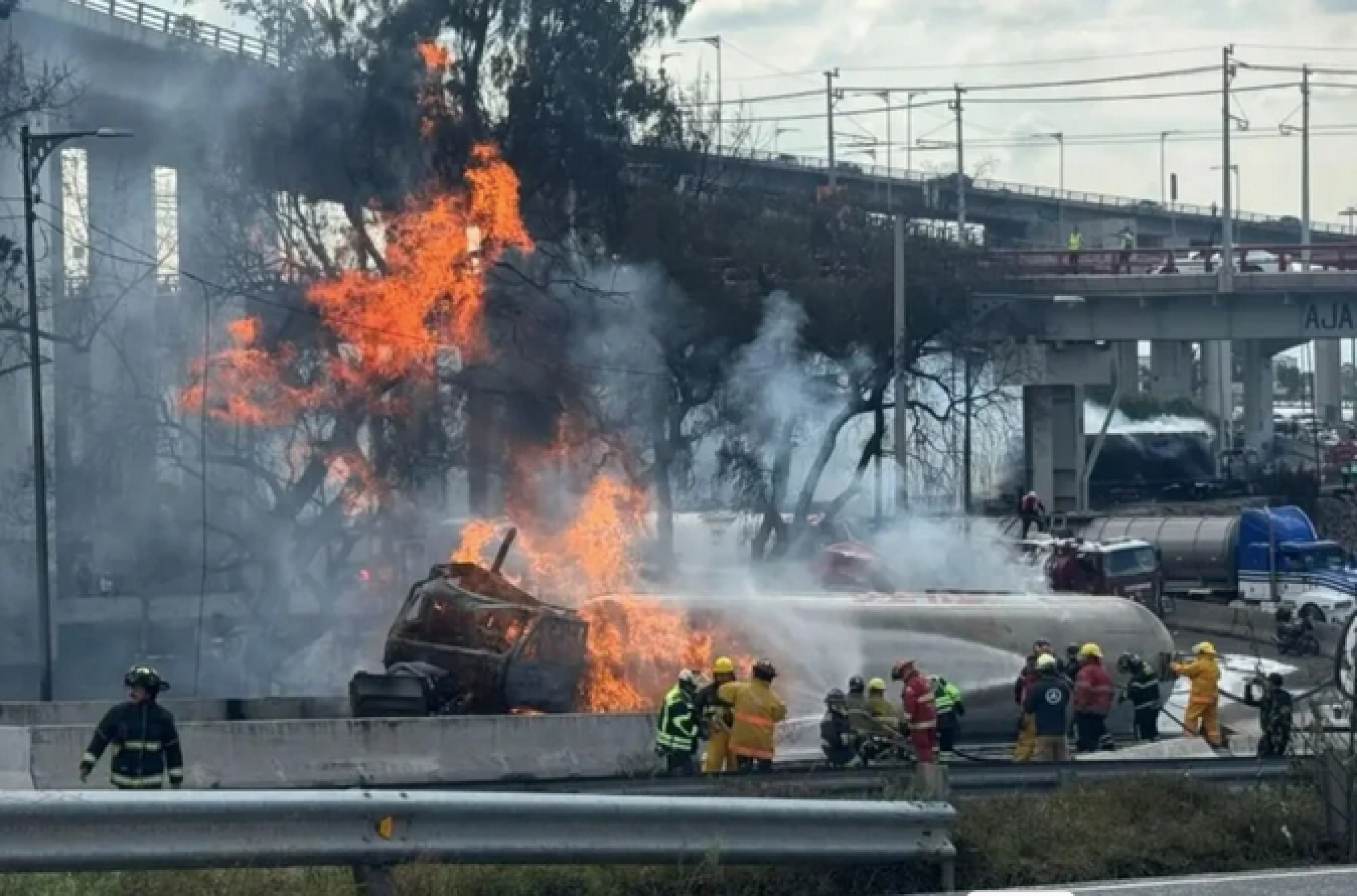 ¡FISCALÍA DE LA CDMX DESCARTA QUE BACHES CAUSARAN VOLCADURA Y EXPLOSIÓN DE PIPA!