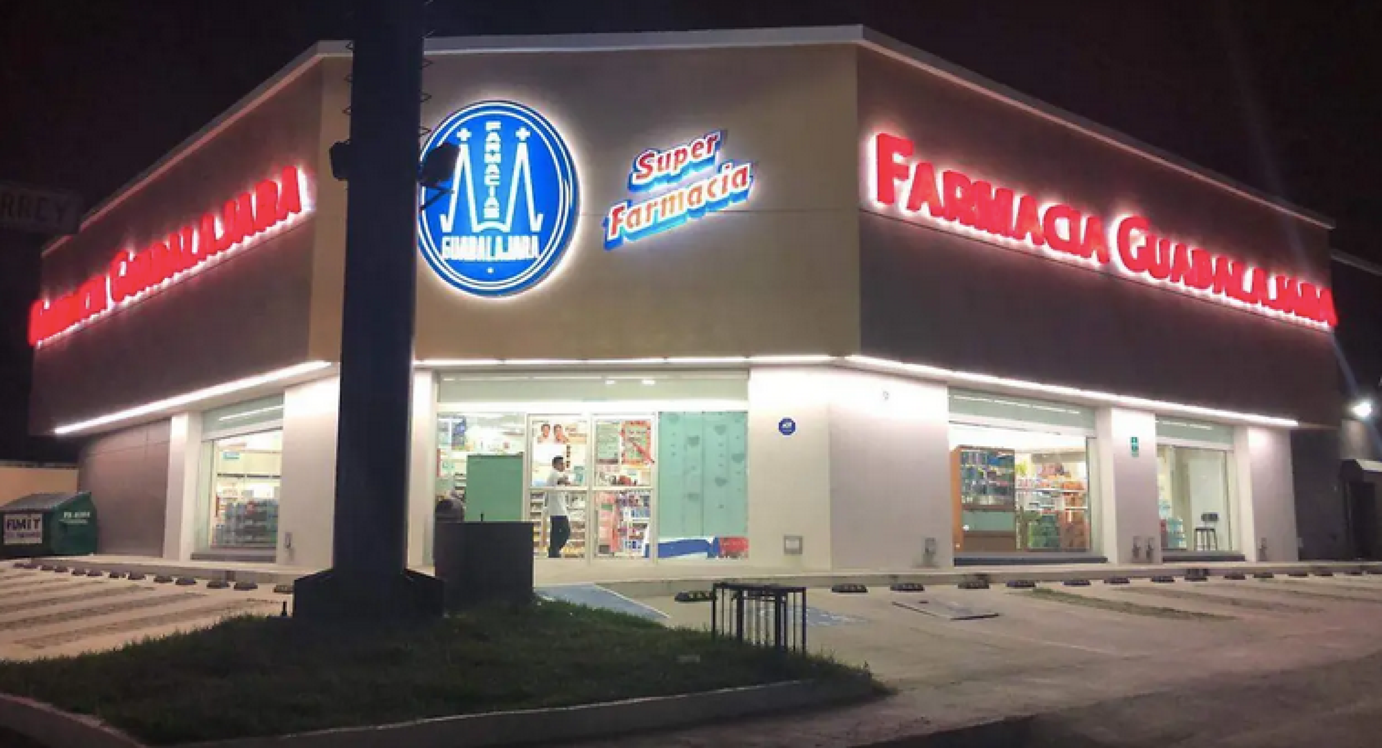 ¡PISTOLEROS ATRACAN FARMACIA GUADALAJARA EN PALMA REAL!