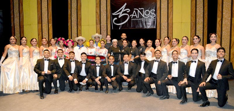 CELEBRAN 45 ANIVERSARIO DE GRUPOS ARTÍSTICOS DE LA UV