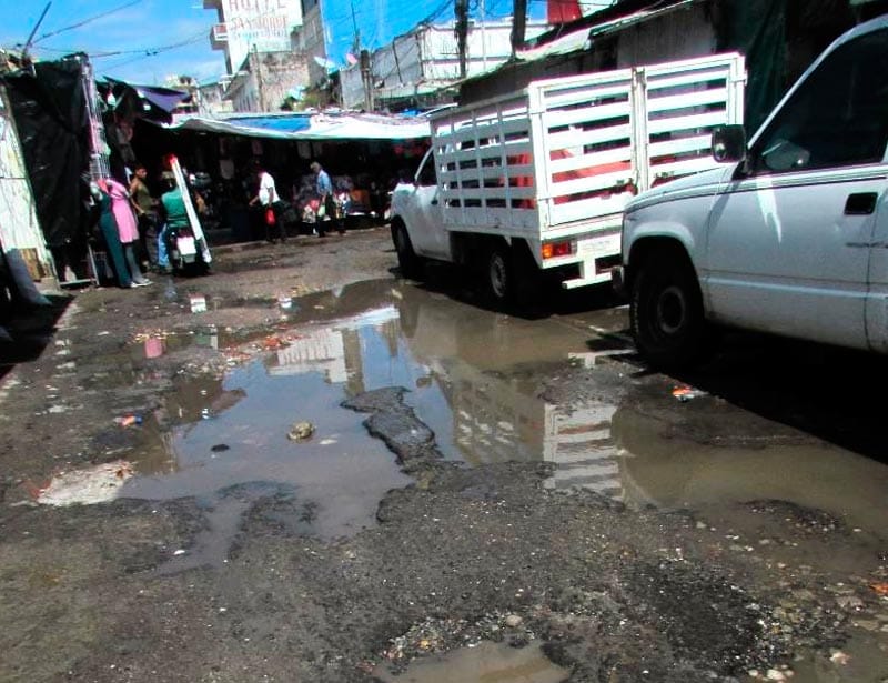 ¡LANZAN S.O.S. POR CRÁTERES EN CALLES DE LA ZONA DE MERCADOS!