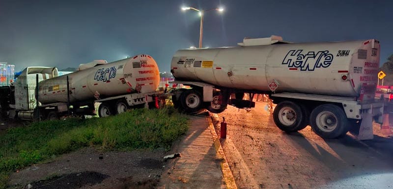 ¡TRAILERO BORRACHÍN SE METIÓ AL PARQUEADERO DE LA ARROCERA!