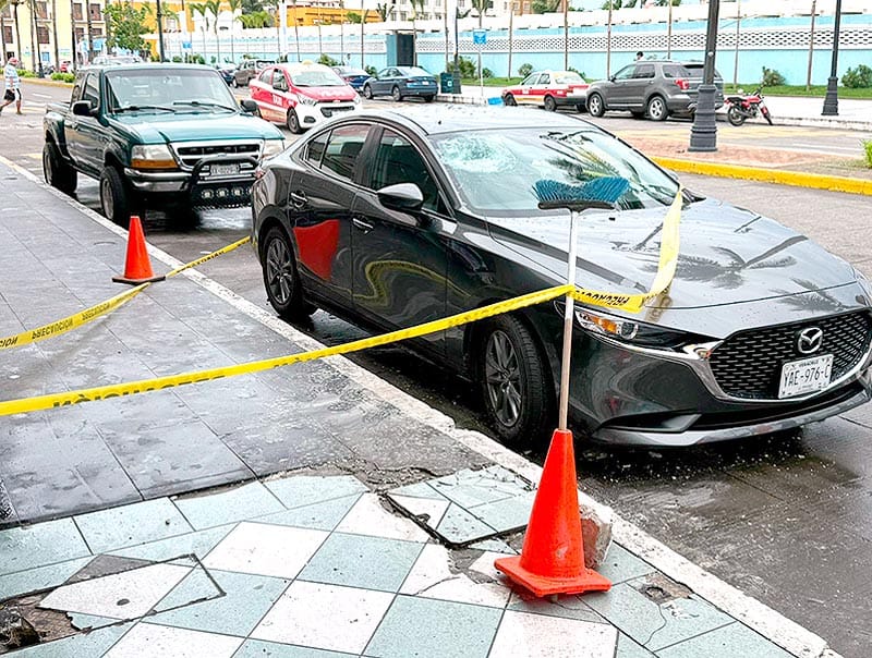 ¡LE CAYÓ UN “METEORITO” AL MAZDA!
