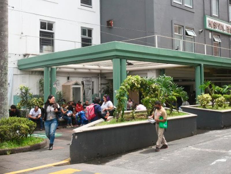 ¡LES QUITAN LOS ALIMENTOS! - *A médicos internos y residentes en el Hospital Civil en Xalapa