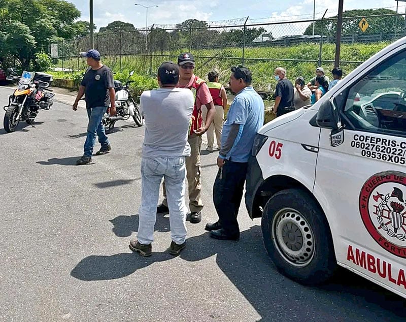 ¡CAFRE ARROLLÓ A PEATÓN Y CHOCÓ CONTRA DOS AUTOS ESTACIONADOS!
