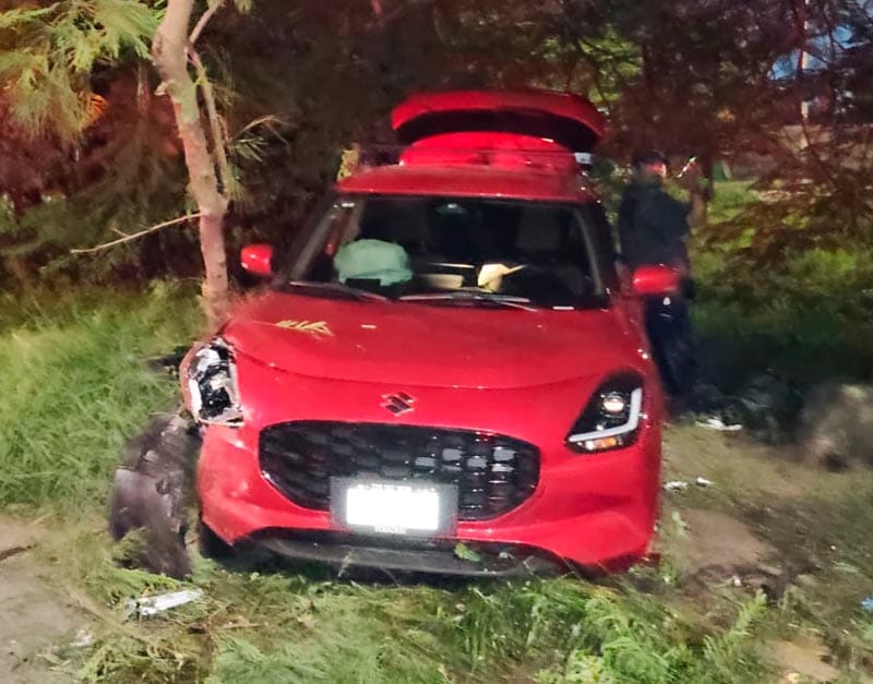 ¡SALE VOLANDO DE LA CURVA Y SE IMPACTA CONTRA ÁRBOL!