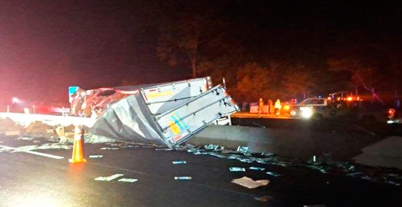 ¡VOLCÓ TRÁILER CON CAJAS DE LECHE!