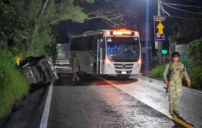¡AUTOBÚS LE DA UN “ARRIMÓN” Y CAMIONETA VOLCÓ EN LA CARRETERA!