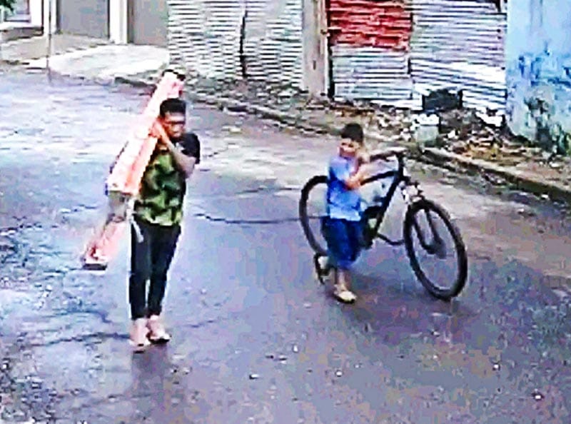 ¡JAULERO ENSEÑA A ROBAR A UN MENOR!