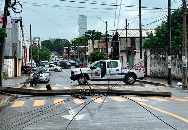 ¡“MONSTRUO” DERRIBA POSTE Y DEJA SIN LUZ A LA COLONIA!