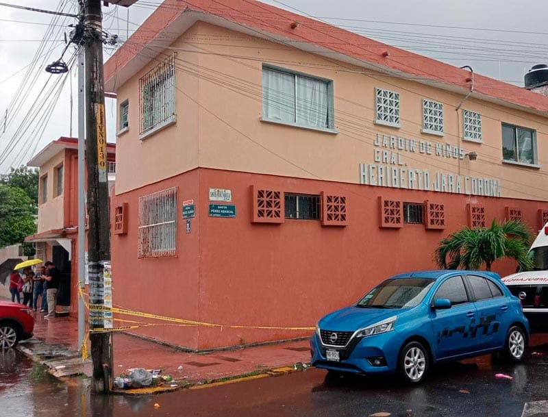 ¡Plantón en jardín de niños por poste de CFE a punto de caer!