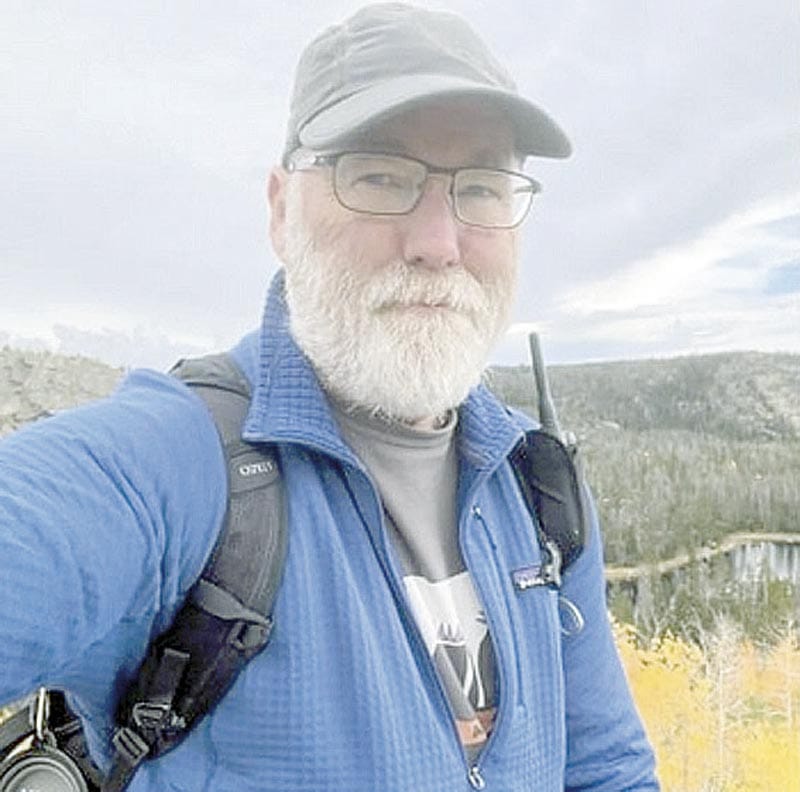 ¡LE AVISAN QUE GANÓ EL NOBEL MIENTRAS VACACIONABA EN LA MONTAÑA!