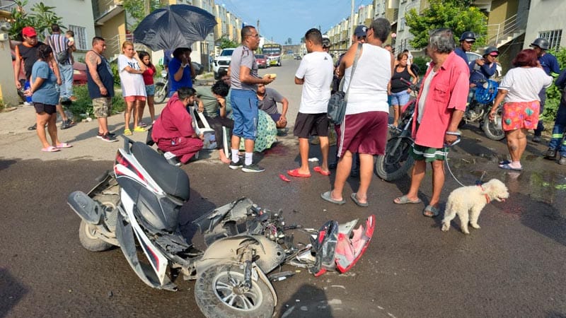 ¡MAMÁ Y SU HIJO CASI MUEREN APLASTADOS! - IMPACTARON SU MOTONETA CONTRA CAMIÓN DE VOLTEO EN RÍO MEDIO