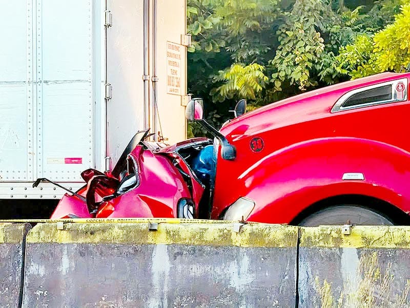 ¡TRAGEDIA EN EL PUENTE COATZACOALCOS II! - TRES MUERTOS Y UN HERIDO AL QUEDAR PRENSADOS ENTRE DOS TRACTOCAMIONES