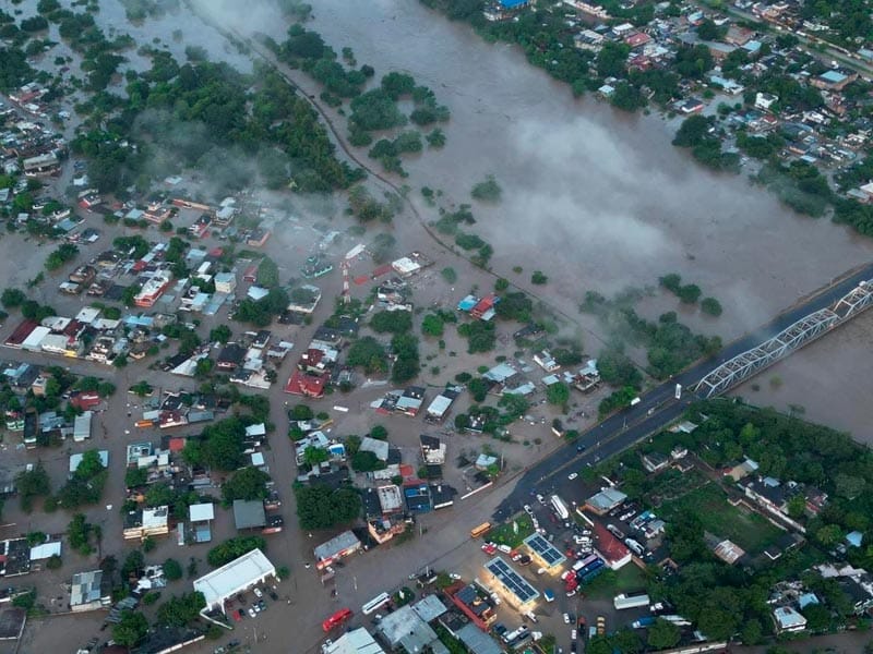 ¡8 MUERTOS POR INUNDACIONES! - CERCA DE UNA TIENDA LIVERPOOL SE ENCONTRARON 4 AHOGADOS, UNO DENTRO DE UN AUTO