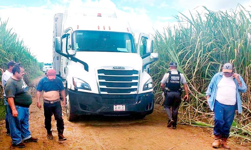 ¡GN ASEGURÓ TRÁILER ROBADO EN CAÑALES DE COSAMALOAPAN!