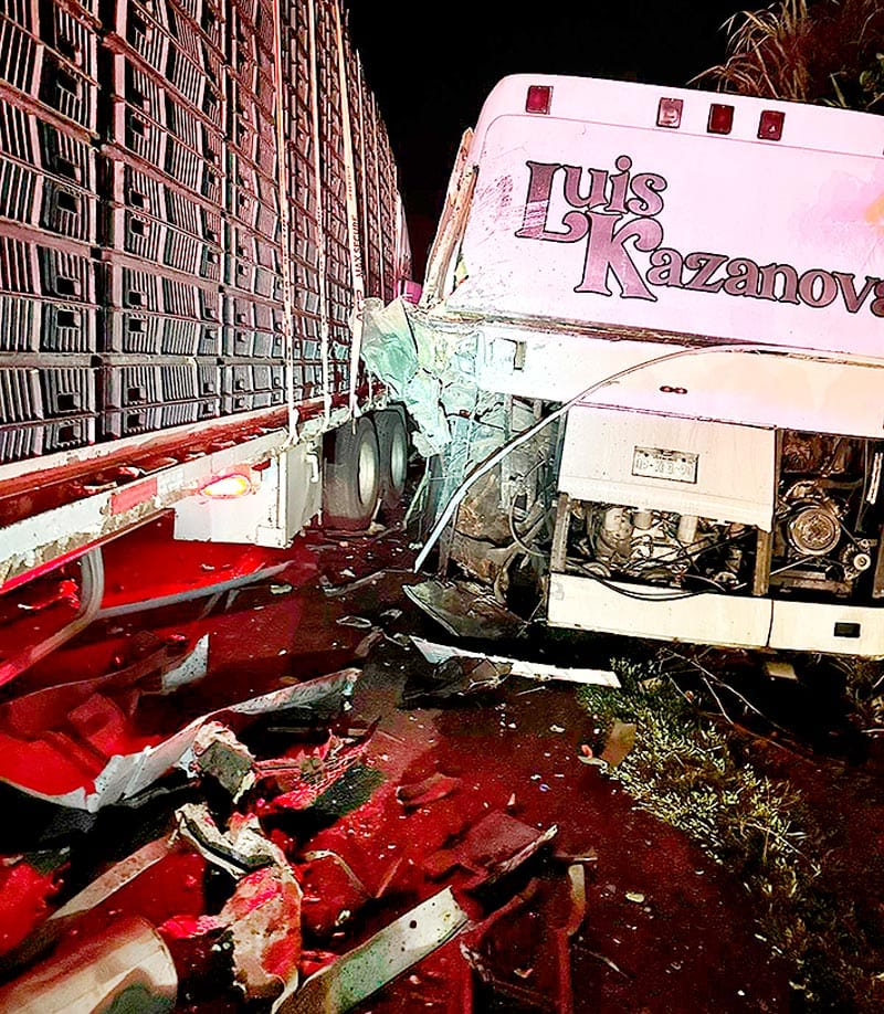 ¡“MONSTRUO” SE IMPACTÓ CONTRA AUTOBÚS DEL MÚSICO LUIS KAZANOVA!