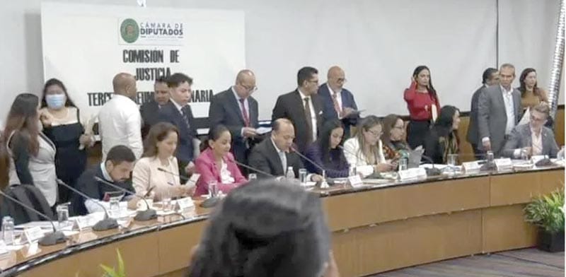 ¡QUITAN RETROACTIVIDAD EN DICTAMEN SOBRE LEY DE AMPARO!