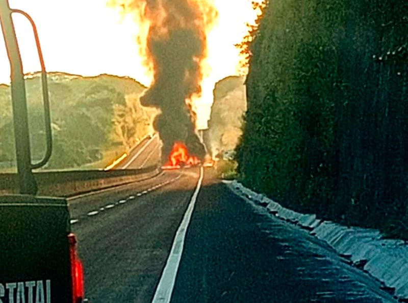 ¡ARDIÓ TRACTOCAMIÓN CON DIÉSEL!