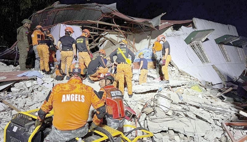 ¡TERREMOTO DE MAGNITUD 6.9 EN FILIPINAS DEJA AL MENOS 69 MUERTOS!