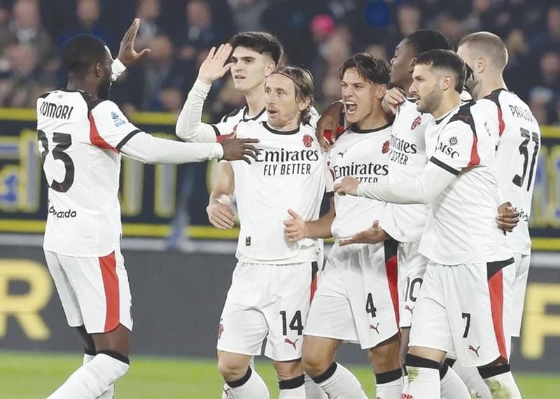 ¡SANTIAGO GIMÉNEZ SIGUE SIN ANOTAR Y AHORA SALE CON GOLPE!