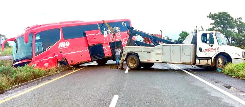 ¡VOLCÓ AUTOBÚS ADO CON 10 PASAJEROS GOLPEADOS!