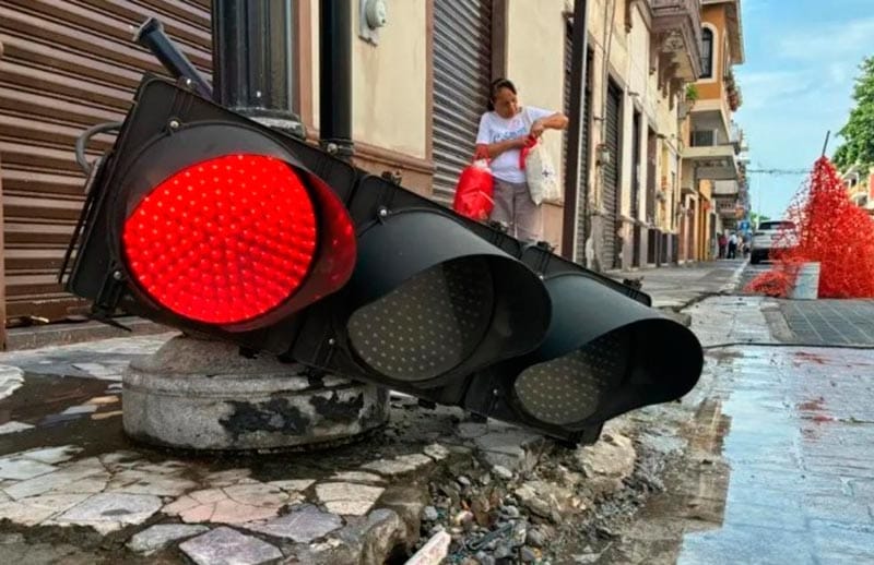 ¡CAYÓ SEMÁFORO EN EL CENTRO DE VERACRUZ Y NO HUBO LESIONADOS!