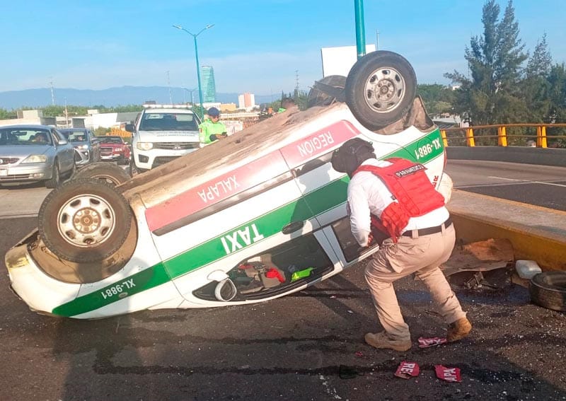 ¡TRES HERIDOS EN VOLCADURA DE TAXI!