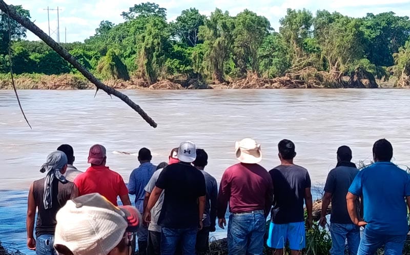 ¡UN DESAPARECIDO AL VOLCAR LANCHA EN EL RÍO DE PAPANTLA!