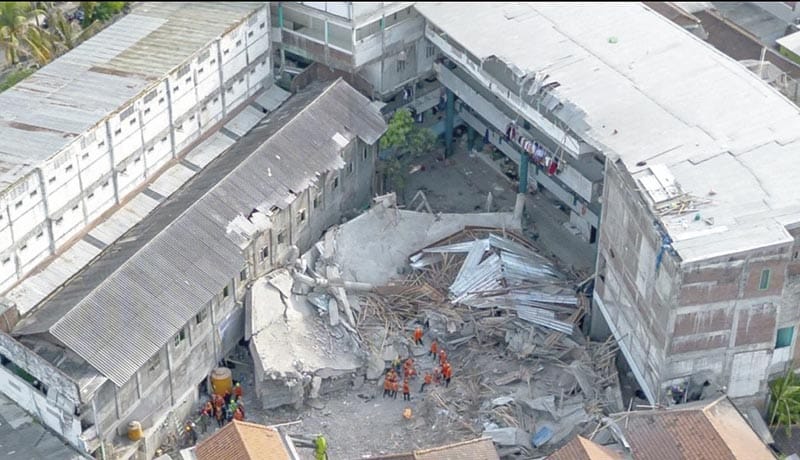 ¡VAN 64 MUERTOS POR DERRUMBE EN ESCUELA!