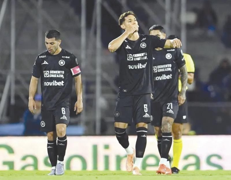 ¡VENCE CRUZ AZUL A RAYADOS Y SIGUE PELEANDO EL LIDERATO!