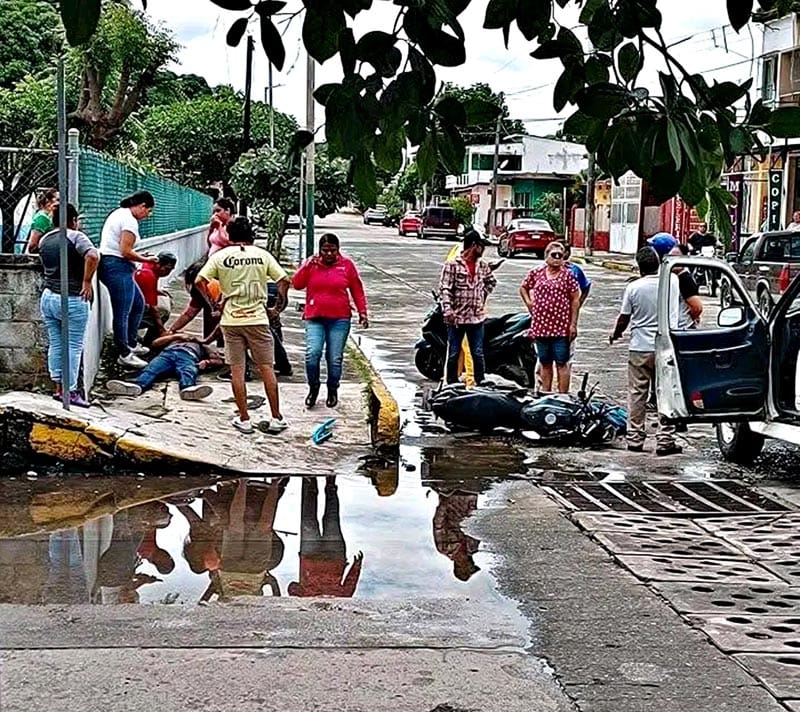 ¡MOTORIZADO SUFRE TRAUMATISMOS EN CRÁNEO Y PIERNAS POR ENCONTRONAZO!