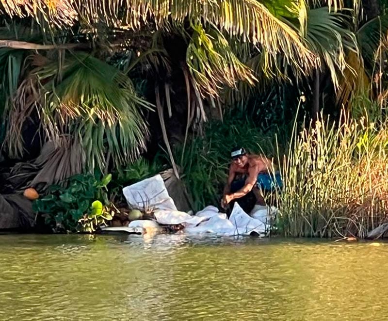 ¡RESCATAN A JOVEN DE SER DEVORADO POR COCODRILO!
