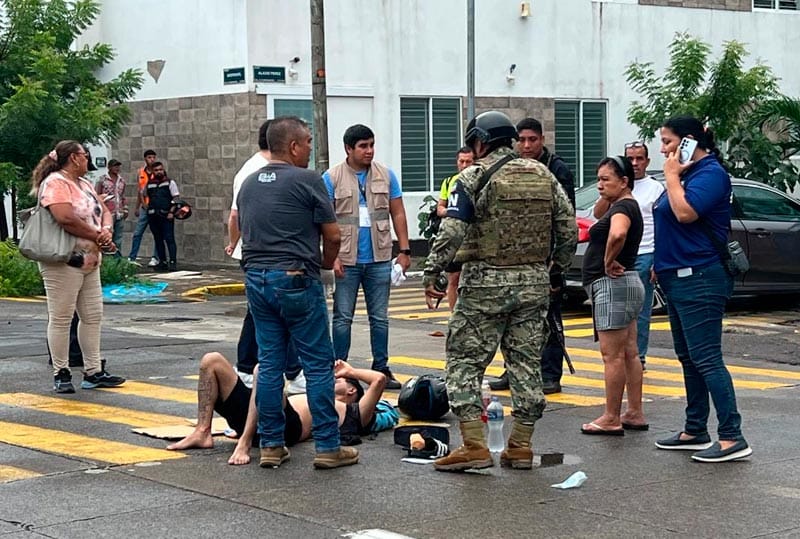 ¡UN HERIDO Y MOTOCICLETA DESTROZADA EN “TORTAZO”!