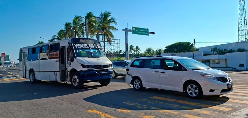 ¡CAMIÓN “EL VERGEL” LE PEGA POR ATRÁS A CAMIONETA TOYOTA!