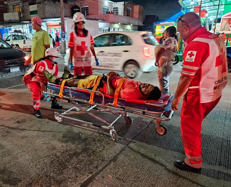¡JOVEN FUTBOLISTA CHOCA CONTRA MITSUBISHI Y SALE VOLANDO DE LA MOTO!