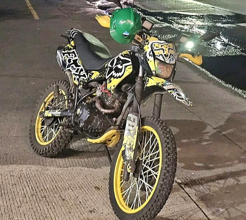 ¡RATEROS SALEN A PASEAR EN LA MOTO DEL VECINO!