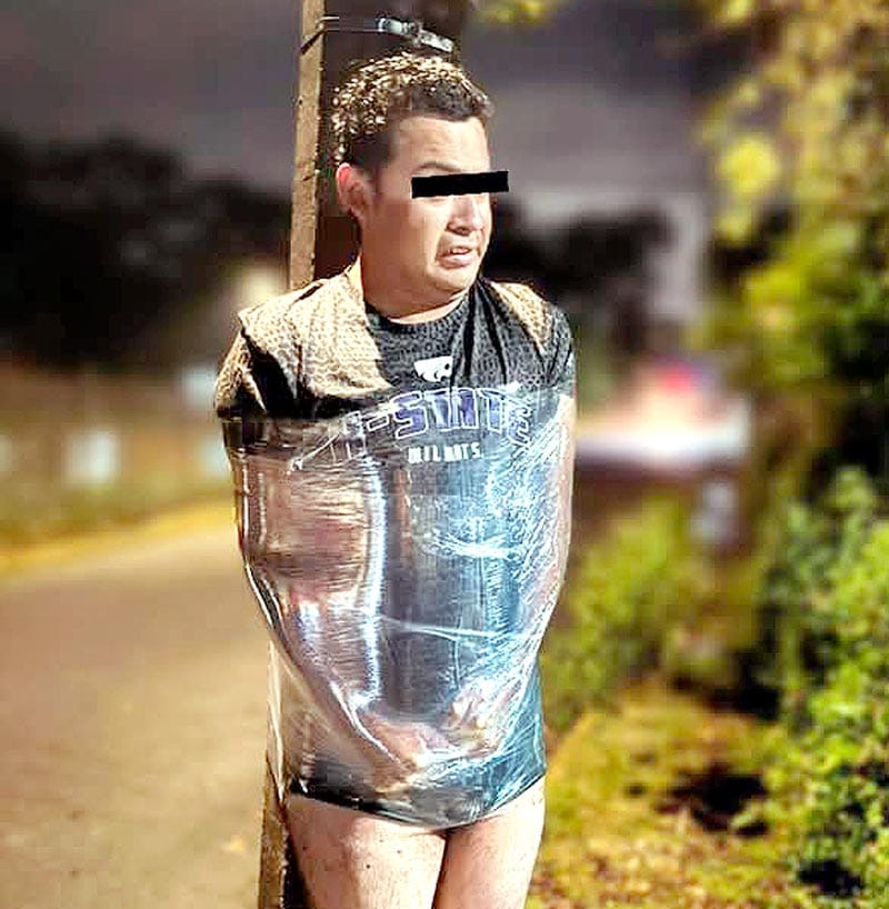 ¡VECINOS AMARRAN A UN POSTE A PRESUNTO LADRÓN DE CASAS!