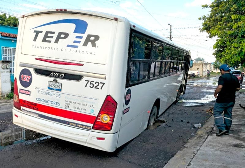 ¡AUTOBÚS TEPER QUEDÓ ATRAPADO EN UN SOCAVÓN!
