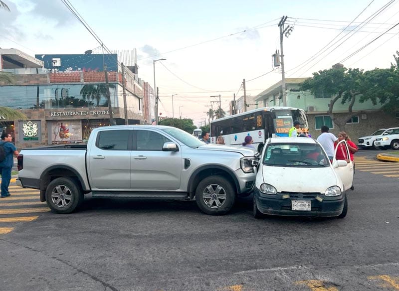 ¡CHOQUE EN ÁNGULO DEJA UN LESIONADO EN LA AVENIDA CRISTÓBAL COLÓN!