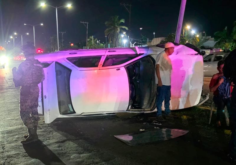 ¡PAREJA DE ABUELITOS LE PEGAN AL POSTE Y TERMINAN VOLCADOS!