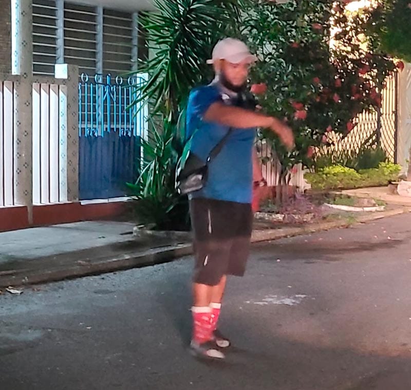 ¡SUJETO ROMPE MEDALLÓN DE AUTO PORQUE NO LE DIERON PARA LA CAGUAMA!