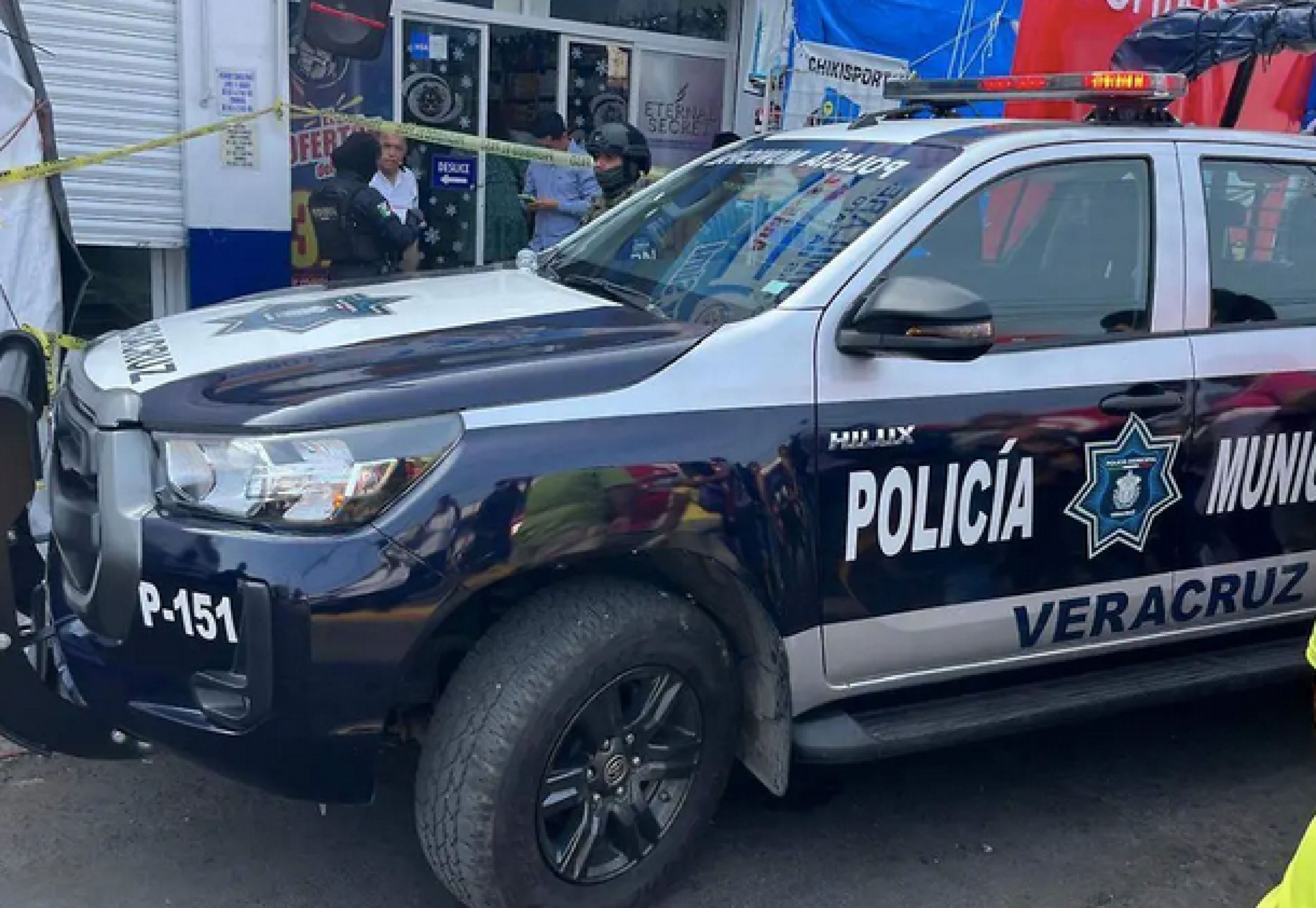 ¡MUJER BAÑÓ CON AGUA CALIENTE Y QUÍMICO TÓXICO A DOS VECINAS!