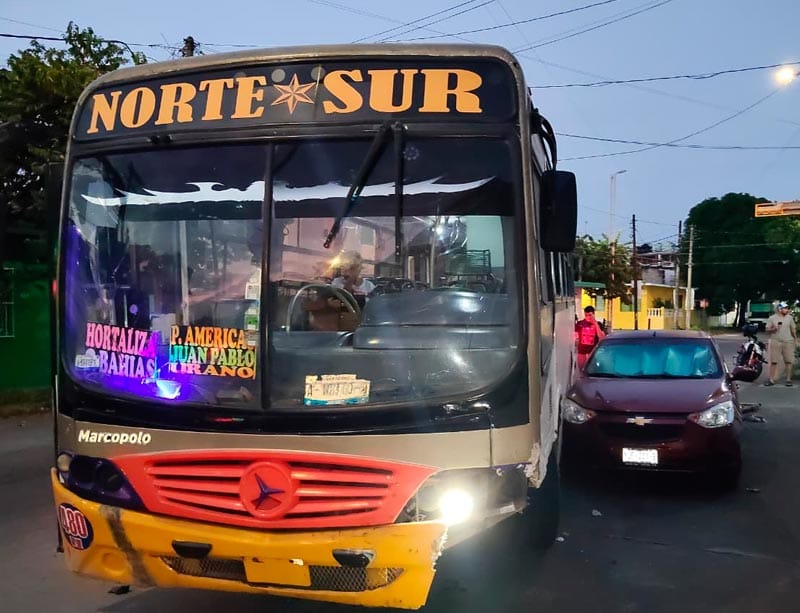 ¡CAMIÓN DE PASAJE “NORTE-SUR” CHOCÓ CONTRA AUTOMÓVIL ESTACIONADO!