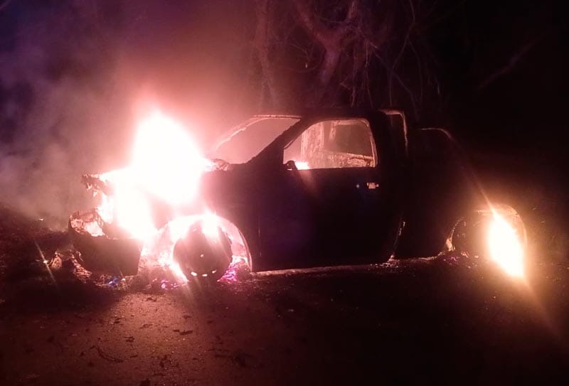 ¡FUEGO CONSUMIÓ CAMIONETA CERCA DE RANCHO DEL PADRE!