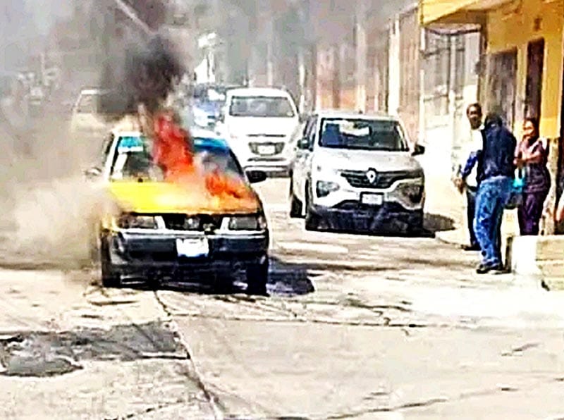 ¡TAXI SE CHAMUSCÓ POR CORTO CIRCUITO!