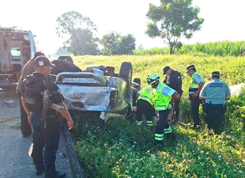 ¡VOLCADURA EN LA AUTOPISTA CERCA DE LA CASETA DE CUITLÁHUAC!