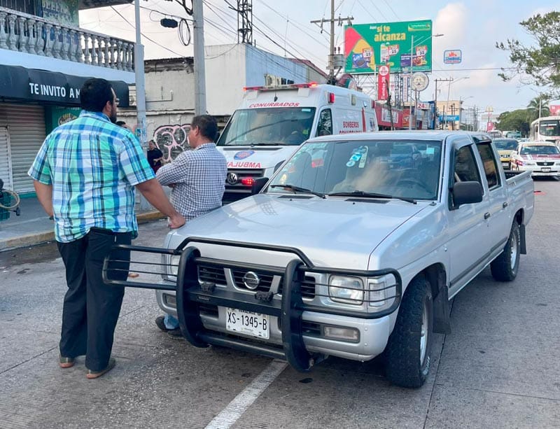 ¡MAMÁ Y SU HIJA SALEN “VOLANDO” DE LA MOTO!