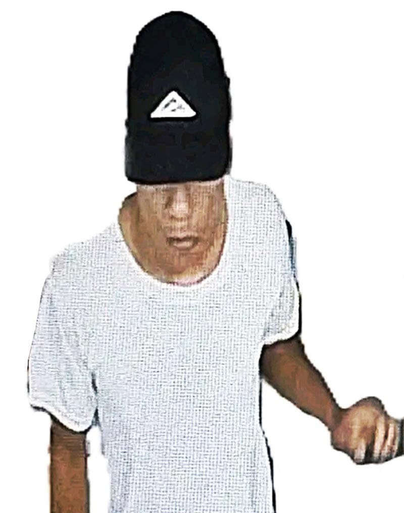 ¡POLICÍAS BUSCAN A UNA “RATOTA” CON GORRA Y ARMADO CON UN PISTOLÓN!