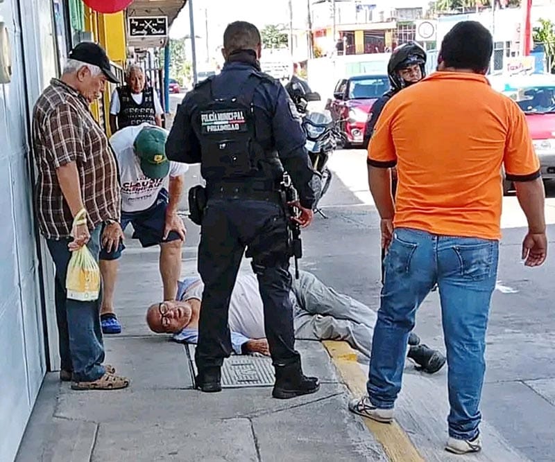 ¡ABUELITO SUFRE ATAQUE CARDÍACO CUANDO MANEJABA SU MOTO!