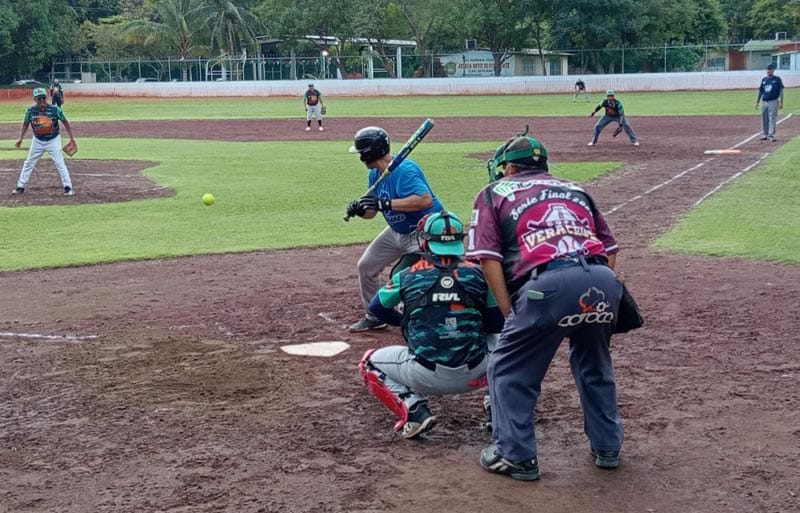 ¡COMPADRES, ÚNICO INVICTO EN SOFTBOL DE PLAYA DE VACAS!